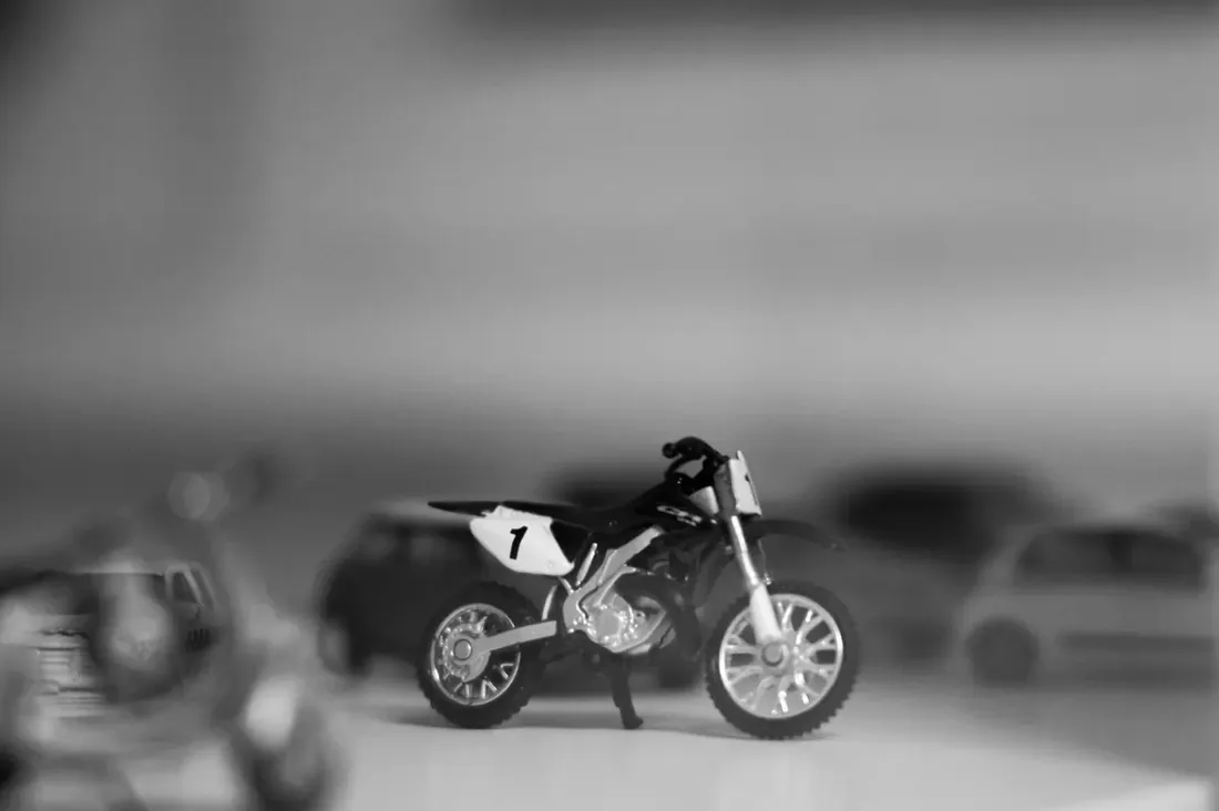 Modell-Motorrad mit Startnummer — Symbolbild Verkehrsrecht der Kanzlei Lanzendorf in Eberswalde